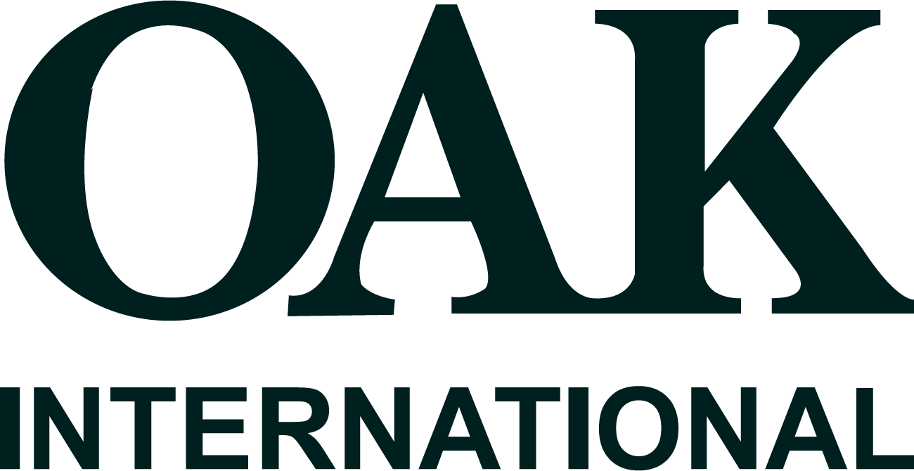 Logo "OAK INTERNATIONAL" en letras mayúsculas de color verde oscuro sobre fondo blanco